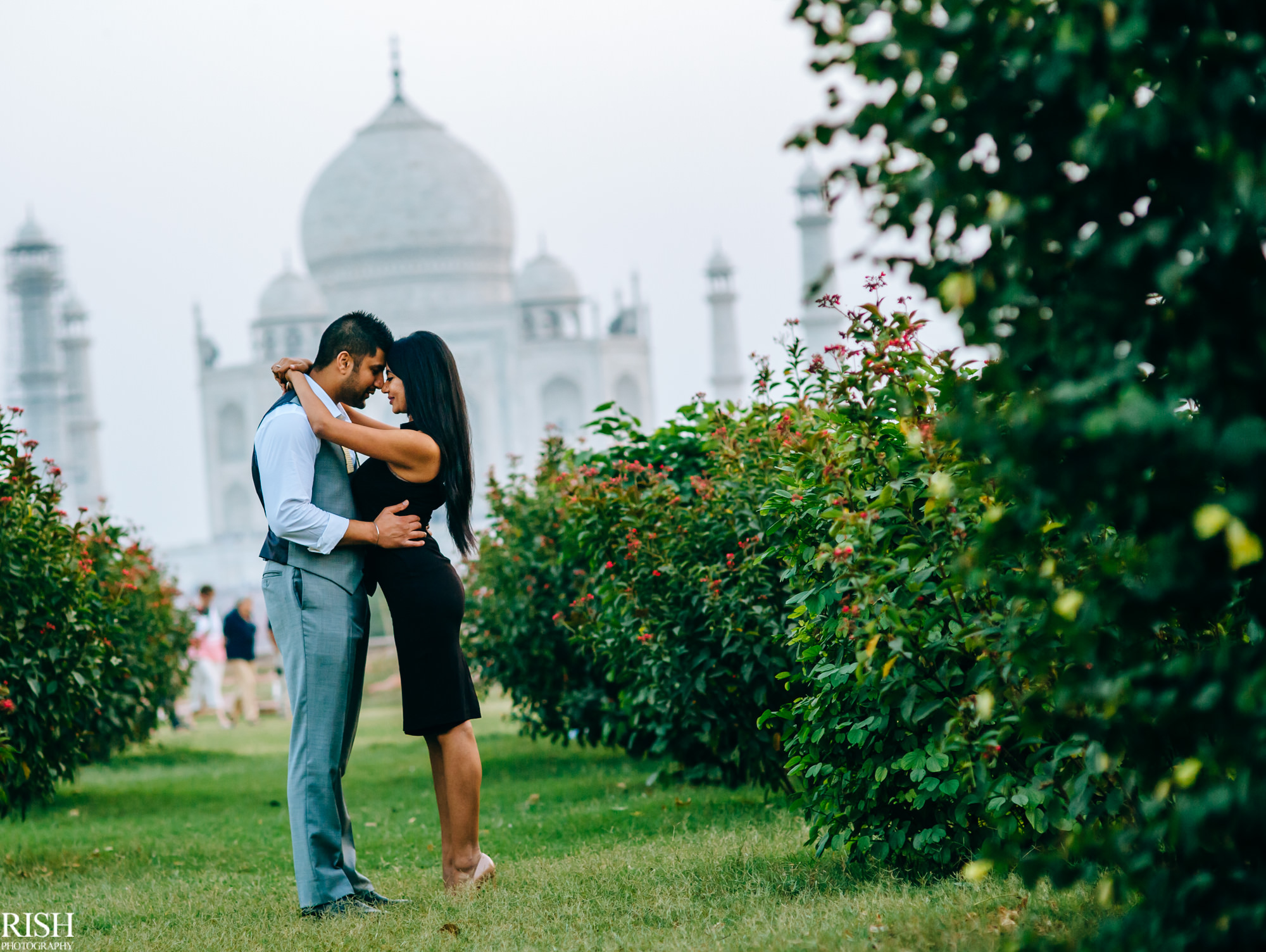 Taj Mahal Pre Wedding By Best Candid Wedding Photographer in India Delhi NCR