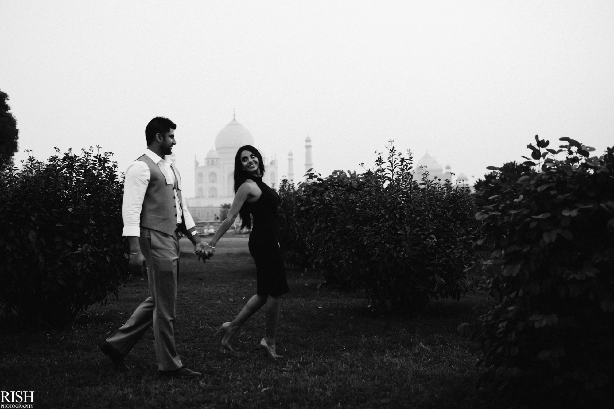 Taj Mahal Pre Wedding By Best Candid Wedding Photographer in India Delhi NCR