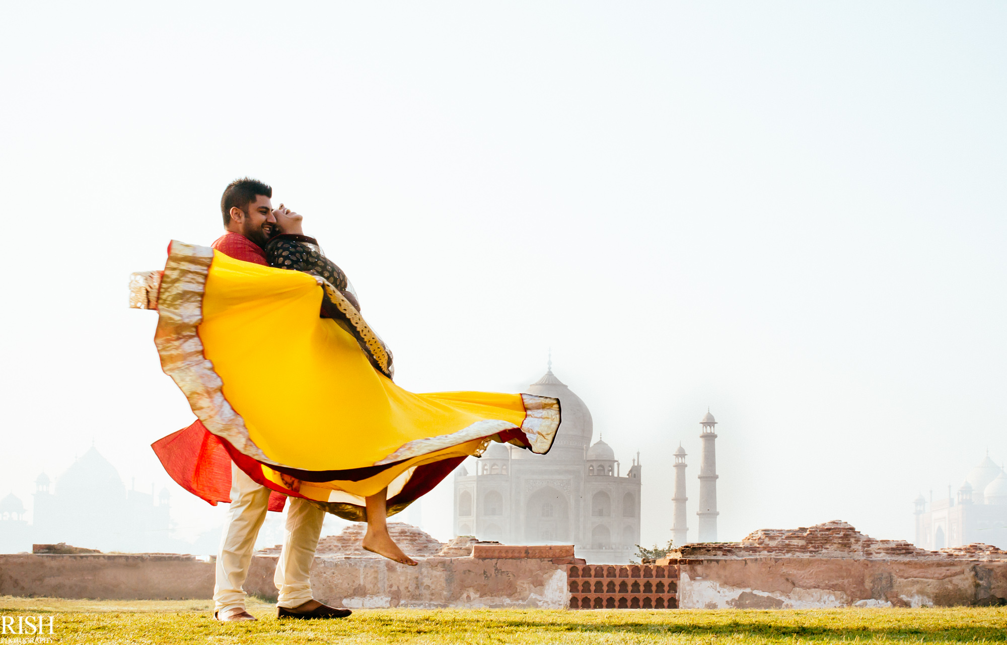 Taj Mahal Pre Wedding By Best Candid Wedding Photographer in India Delhi NCR