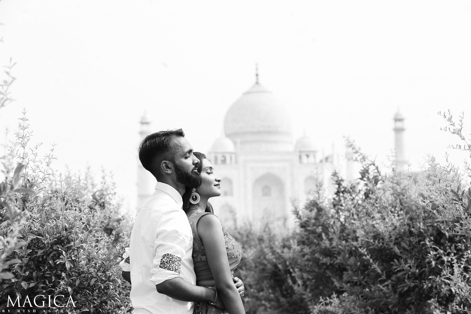 Taj Mahal Pre Wedding By Best Candid Wedding Photographer in India New Delhi