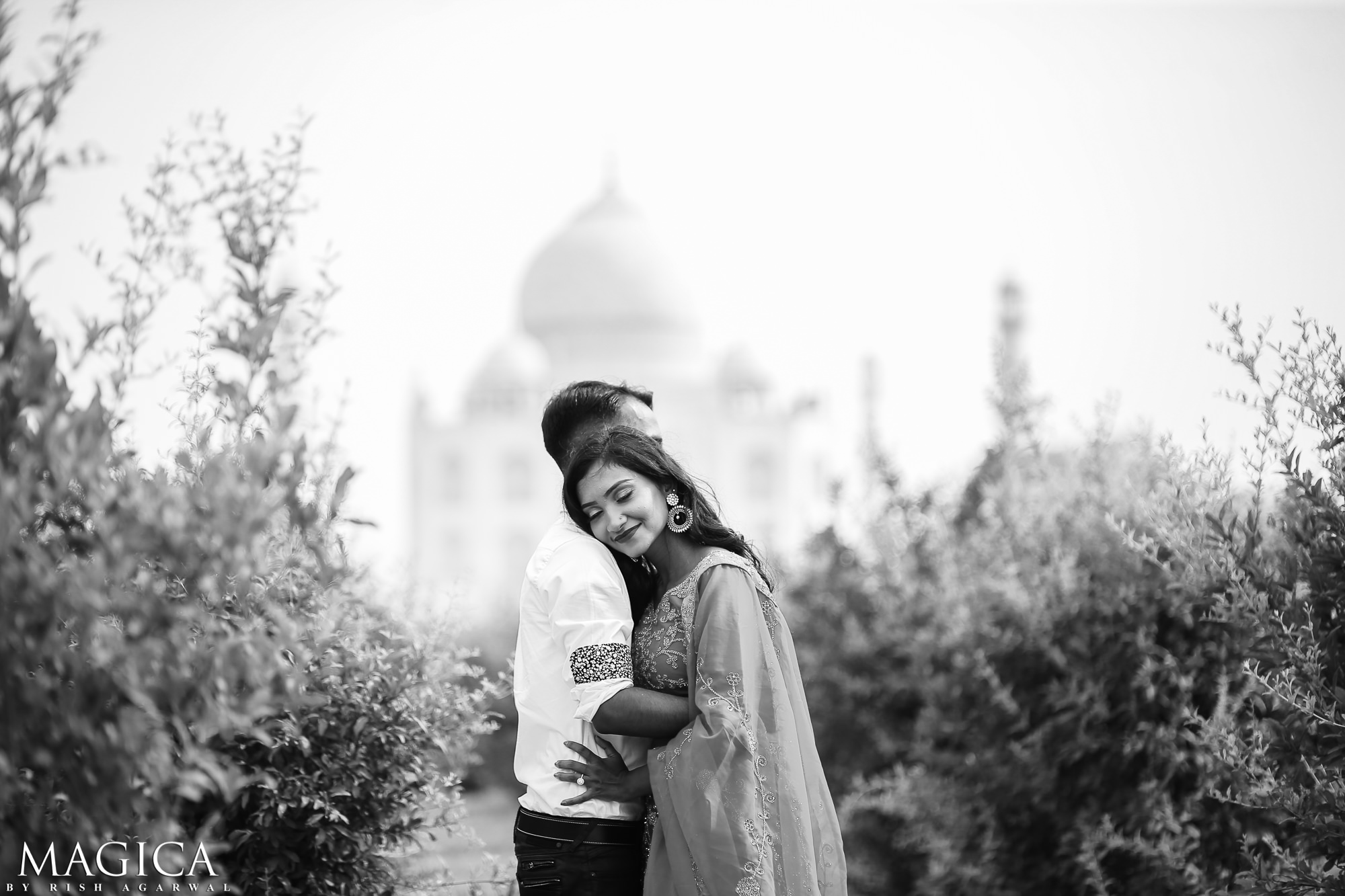 Taj Mahal Pre Wedding By Best Candid Wedding Photographer in India New Delhi